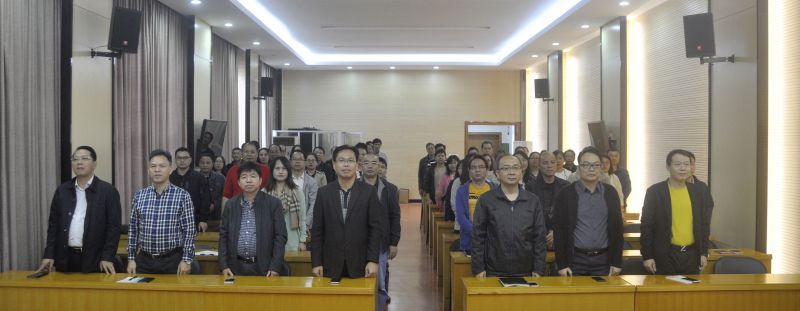 001在威武雄壯的國歌聲中，全體黨員職工起立致敬.jpg