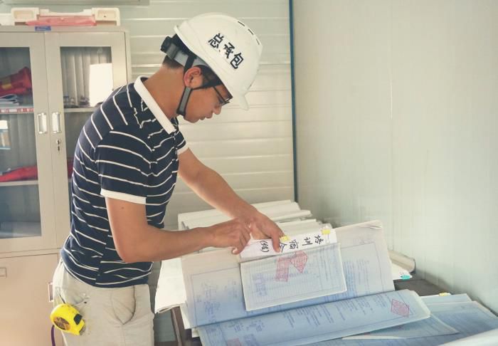 卷尺不離身，能下工地，也能細心的整理好每一份資料。謝微旋 攝.jpg
