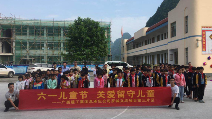 3與八聯(lián)小學(xué)的學(xué)生們合影留念。馬國敏 攝700.png