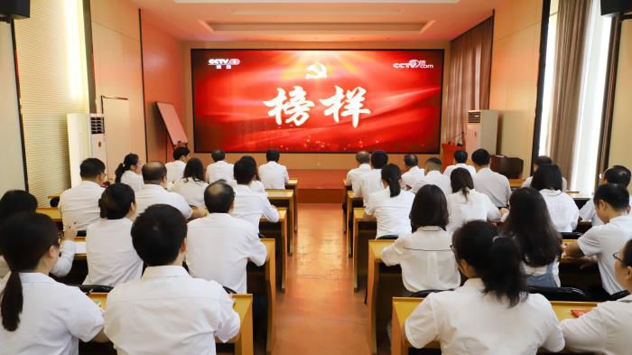 2機關(guān)第一、第二黨支部觀(guān)看《榜樣4》700.jpg