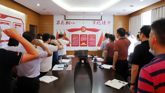 重溫入黨誓詞。譚龍攝.jpg