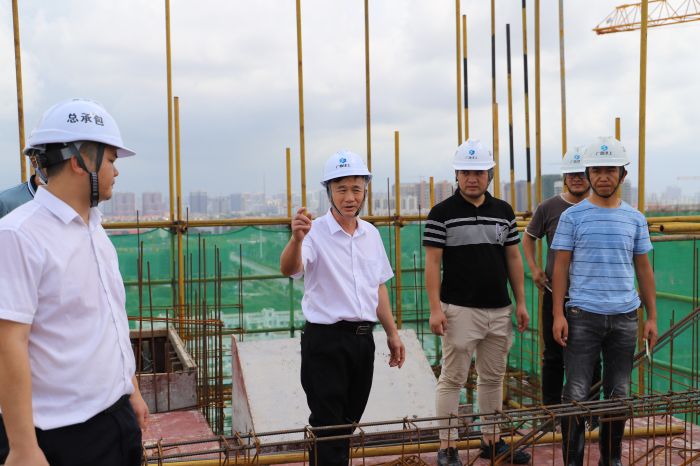 指導現場(chǎng)施工。侯建杰 攝.jpg