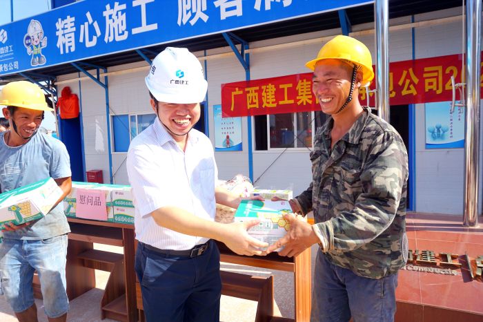 岑廷義為工人發(fā)放清涼慰問(wèn)品。謝微旋 攝.jpg