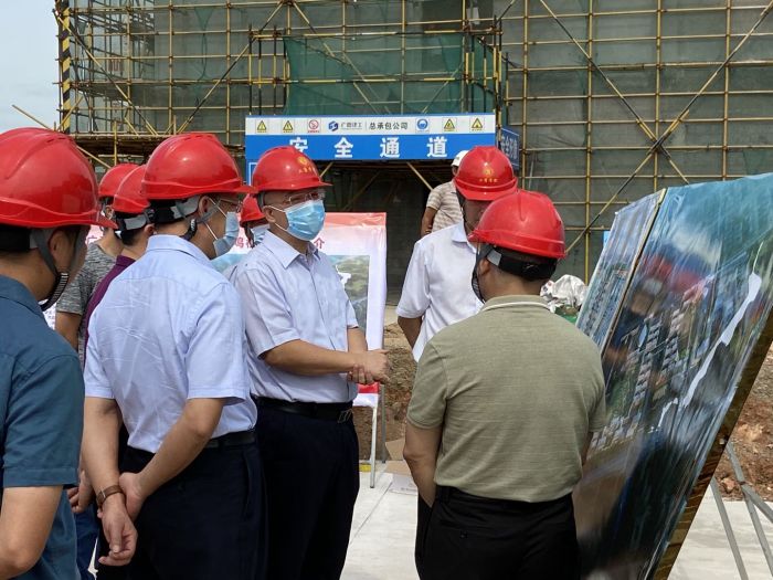 了解學(xué)院建設情況。韋艷蘭 攝.jpg