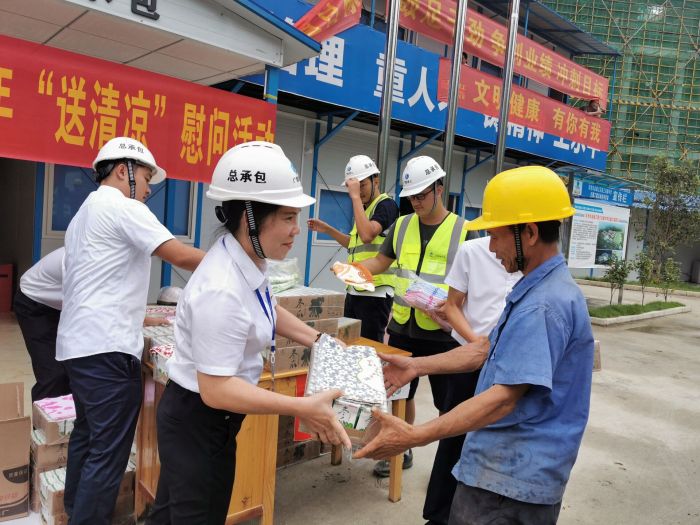 黃春玲給農民工送上清涼慰問(wèn)品。 王瑾貞 攝.jpg