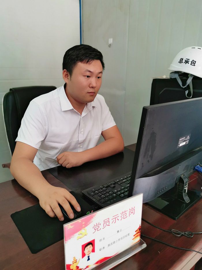 魯立在辦公室。馮翔  攝.jpg