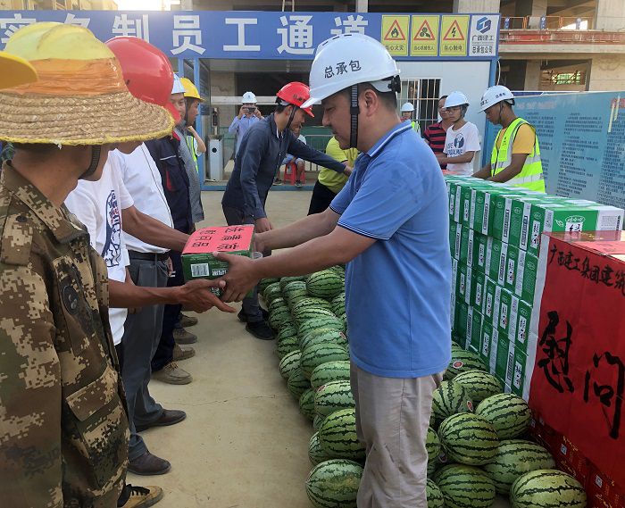 發(fā)放清涼物資。盧瑞陽(yáng) 攝.JPG