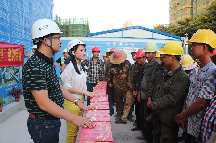梁思赫慰問(wèn)農民工。 唐霞 攝.JPG