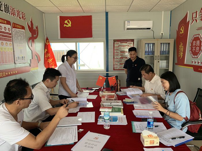 檢查材料現場(chǎng)。蔡怡靈 攝.jpg