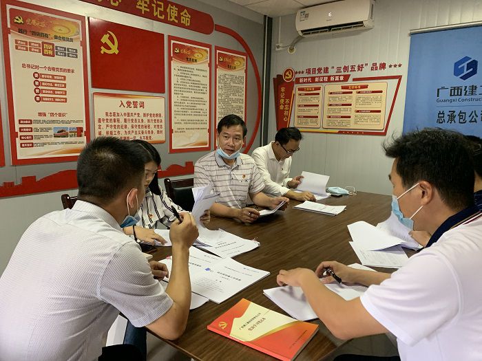 檢查組檢查材料。 劉萌萌 攝.jpg