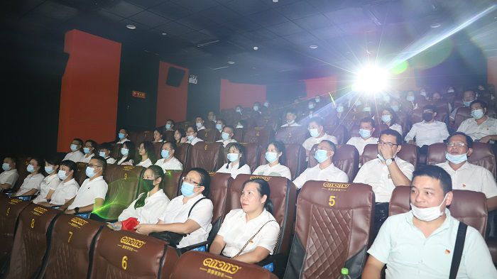 5號廳觀(guān)影人員合影。鄧燦濱 攝.JPG