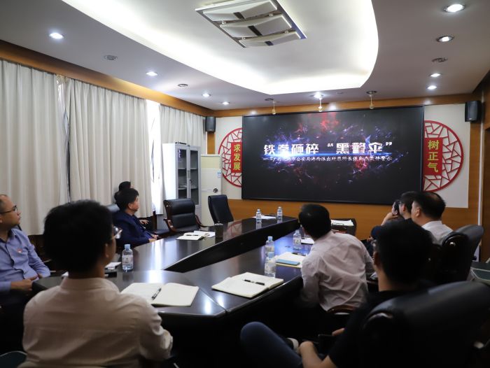 觀(guān)看警示教育片。韋文 攝.jpg