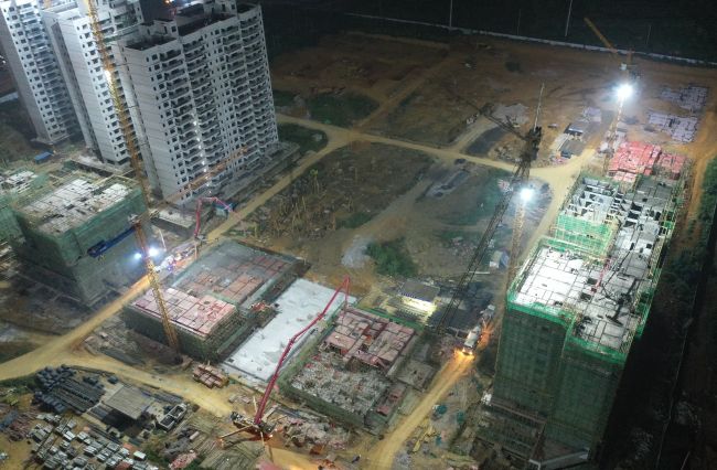 A地塊夜間多個(gè)樓棟同時(shí)澆筑混凝土。盧瑞陽(yáng) 攝.jpg