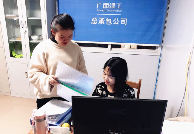內業(yè)工作組加班加點(diǎn)力行“當日事當日畢”。黃俊涵 攝.jpg