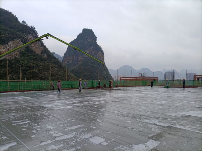 風(fēng)雨操場(chǎng)食堂屋面層混凝土澆筑現場(chǎng)。陳志健 攝.jpg