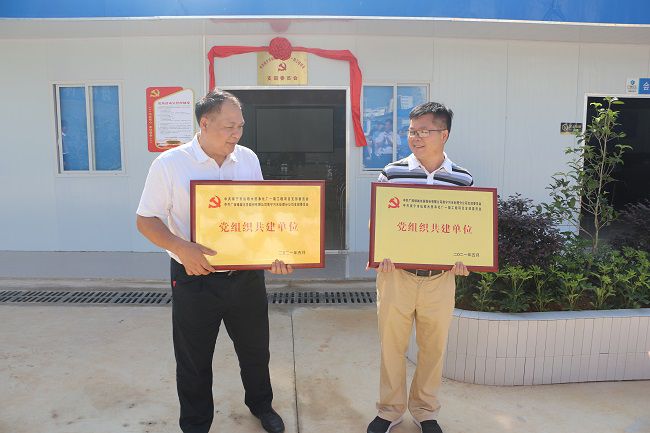 互贈牌匾。張釗林 攝（修圖）.jpg