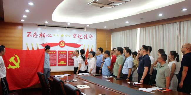 重溫入黨誓詞。王威海  攝.jpg