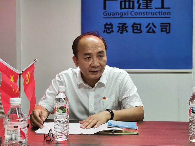 陸烜上黨課。王瑾貞 攝（修圖）.jpg