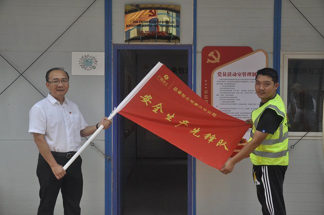 授旗現場(chǎng)。王瑾貞 攝（修圖）.jpg