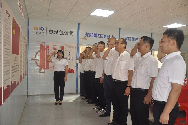 重溫入黨誓詞。王瑾貞 攝（修圖）.jpg