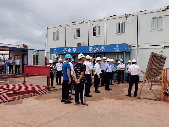 孫大光在聽(tīng)取項目情況匯報。祁建強 攝（修圖）.jpg