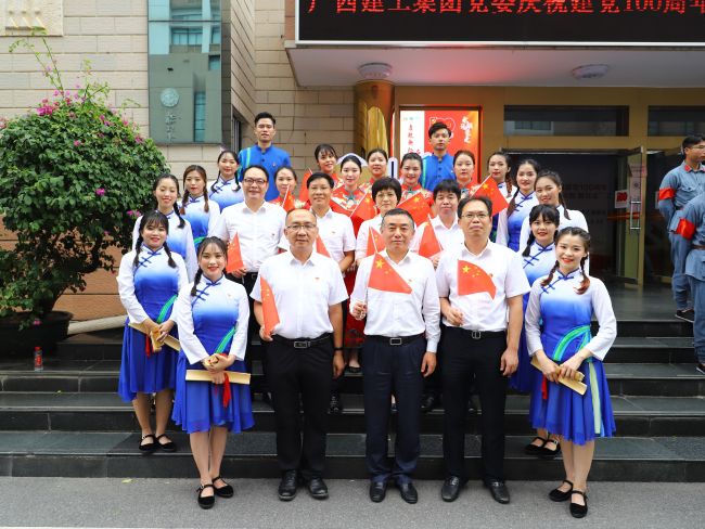 領(lǐng)導與演職人員合影。李立云 攝.jpg