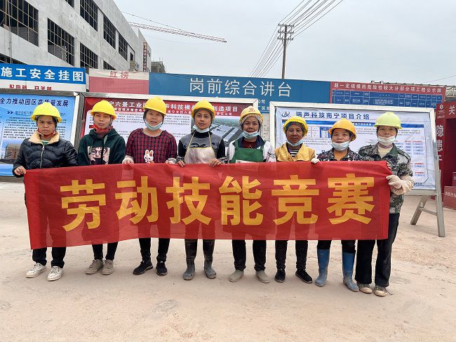 內腳手架班組合影。廖之錠 攝（修圖）.jpg