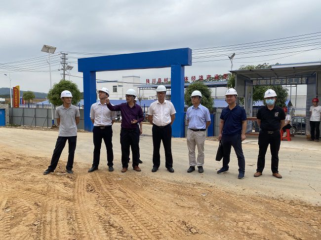 蔡桂全（右四）在項目檢查。廖益通 攝（修圖）.jpg