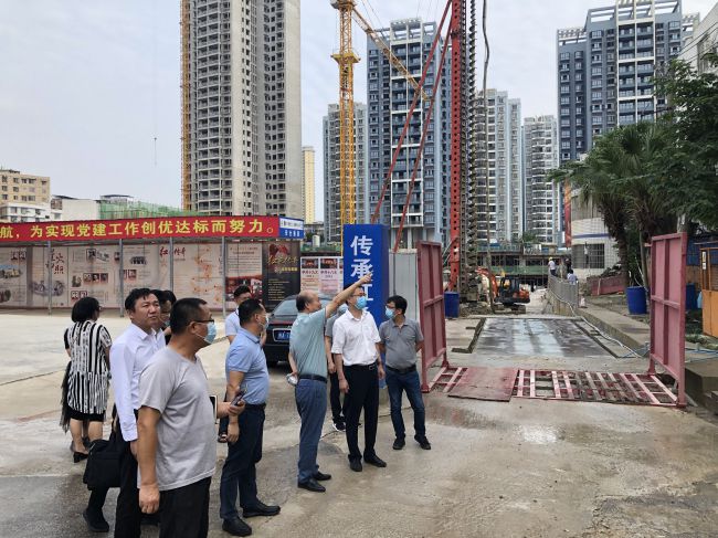 檢查施工現場(chǎng)。龔媚媚 攝（修圖）.jpg