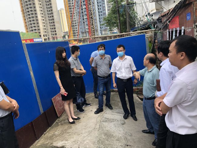 走訪(fǎng)周邊群眾。龔媚媚 攝（修圖）.jpg