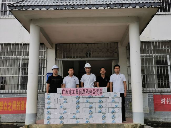 捐贈抗災物資。譚山泉 攝（修圖）.jpg