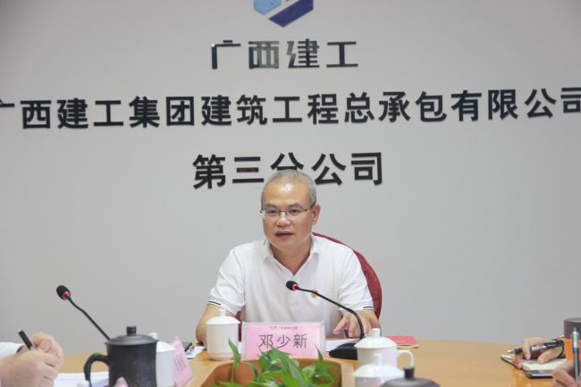 鄧少新宣講黨的二十大精神。梁紅玉 攝（修圖）.jpg