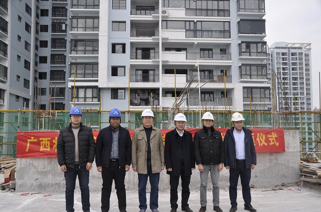 參加封頂儀式的相關(guān)領(lǐng)導合影。王瑾貞 攝（修圖）.jpg