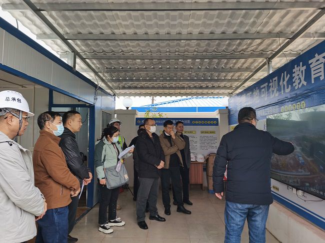 聽(tīng)取項目情況匯報。彭強 攝（修圖）.jpg