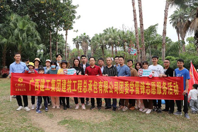 參加活動(dòng)的職工合影。林成斌 攝（修圖）.jpg