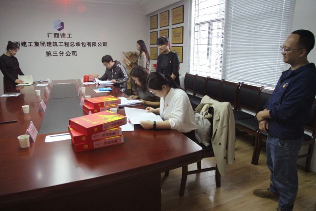 檢查資料現場(chǎng)。梁紅玉 攝（修圖）.jpg
