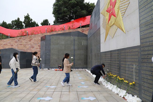 獻花。張釗林  攝（修圖） (2).jpg