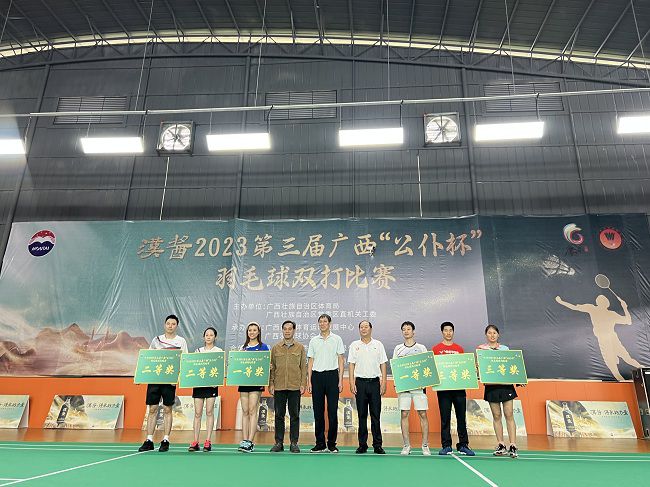公司選手（左三、右三）上臺領(lǐng)獎（修圖）.jpg