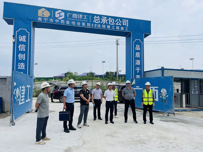 鄧少新深入施工現場(chǎng)。蘇衛傳 攝（原000圖000000000000000）.jpg