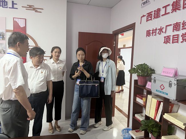 查看黨建設施配備情況。盧麗君 攝（修圖）.jpg