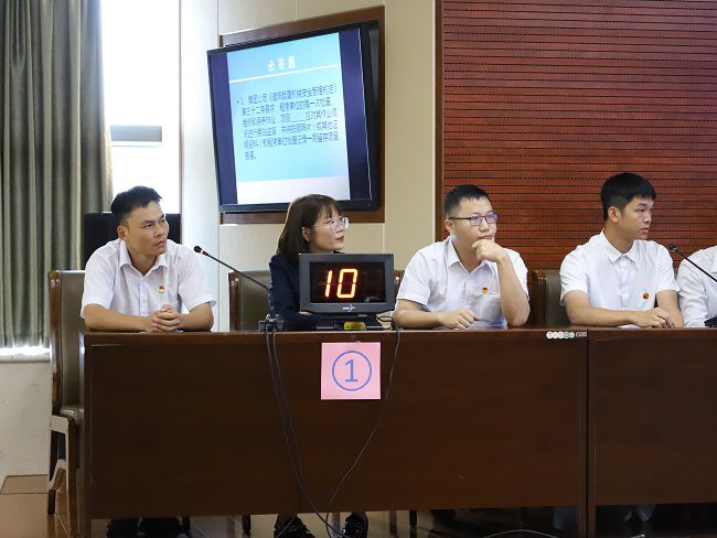 公司才賽隊伍沉著(zhù)答題。李立云 攝（修圖）.jpg