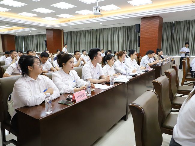工作人員認真計時(shí)記分。李立云 攝（修圖）.jpg