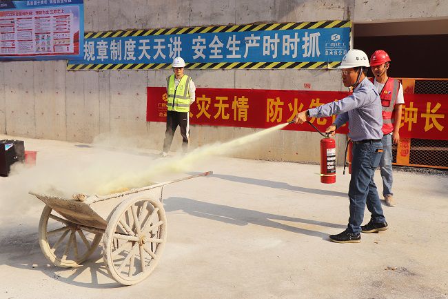曾勁松進(jìn)行滅火器材使用培訓。周煜川 攝（修圖）.jpg