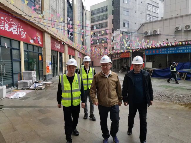 陸烜在巴馬商貿中心調研指導。（修圖）.jpg